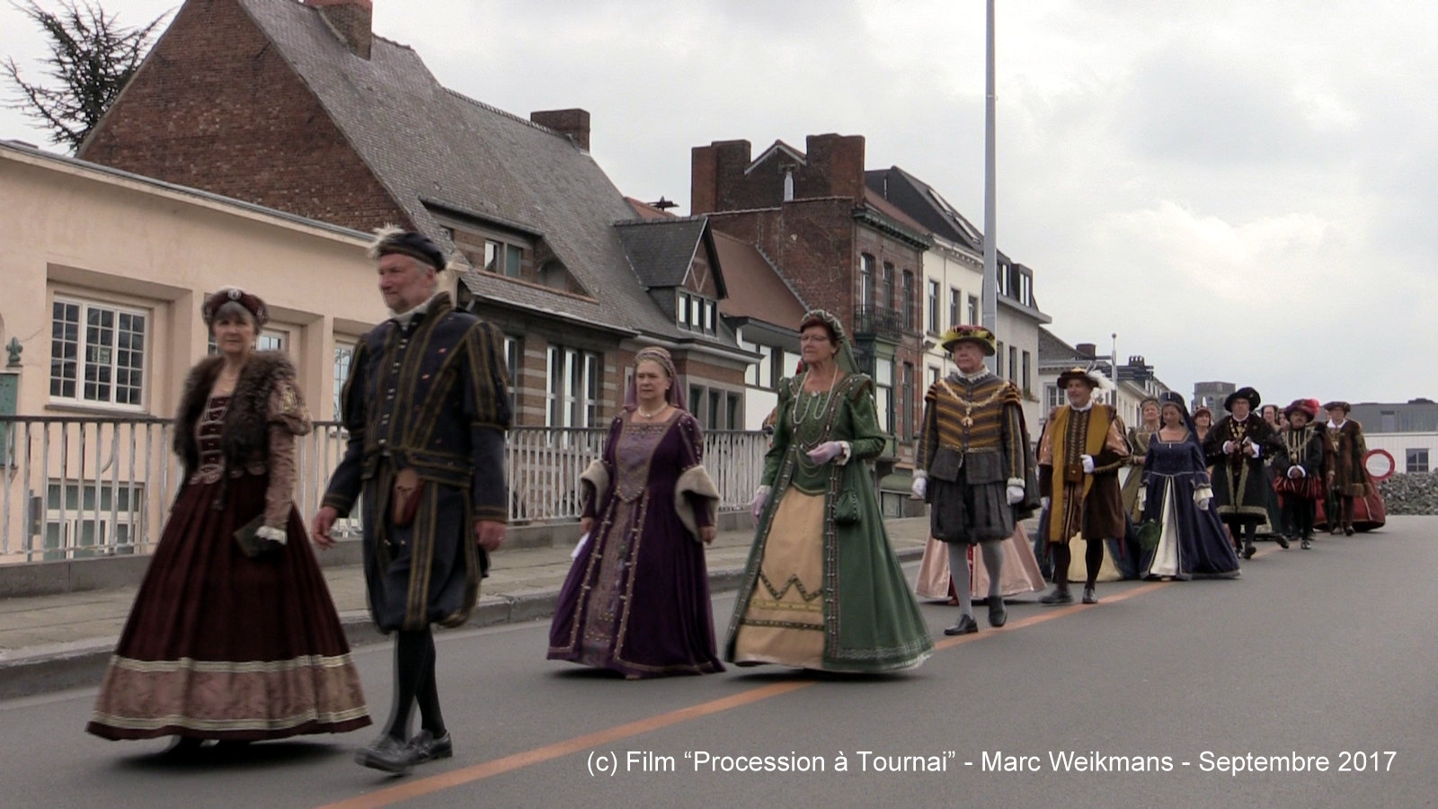 Procession_costumees.jpg